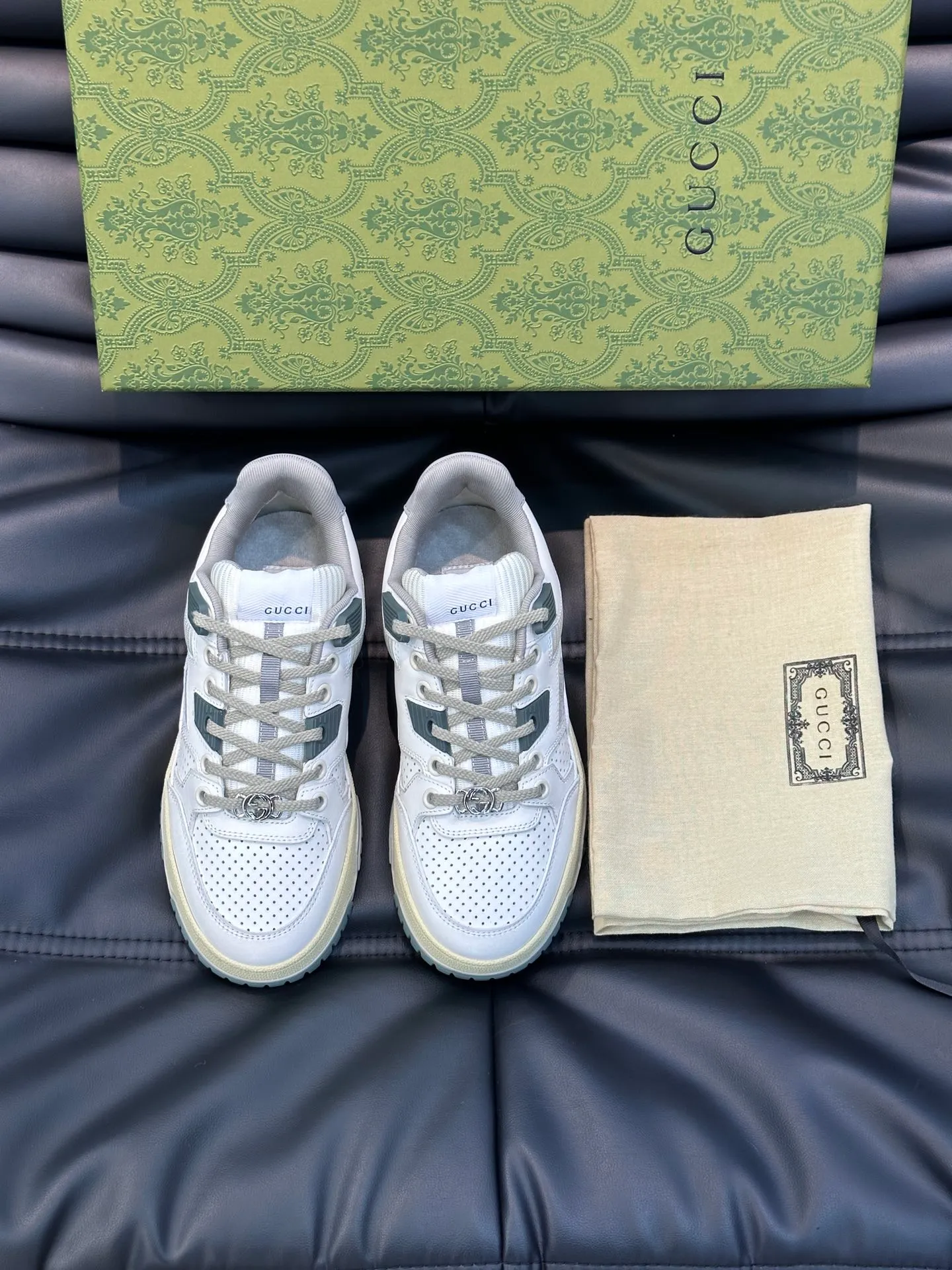 Men's Men's Shoes 💰p520 "GUCC*" Gucci's new couple's 👫 distressed effect sneakers. This low-top sneaker adopts a basketball-style silhouette design and cleverly incorporates hollow panels and distressed effects, showing its unique ingenuity. The ingenuity incorporates brand logo details such as interlocking Double G styling accessories and Gucci lettering, a low-key tribute to the brand's design heritage. A rubber non-slip outsole, inlays and embossed sole give the entire design a contemporary feel. Size: 35-45